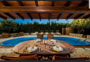 SC035 VILLA SUN con piscina privata immersa nel verde